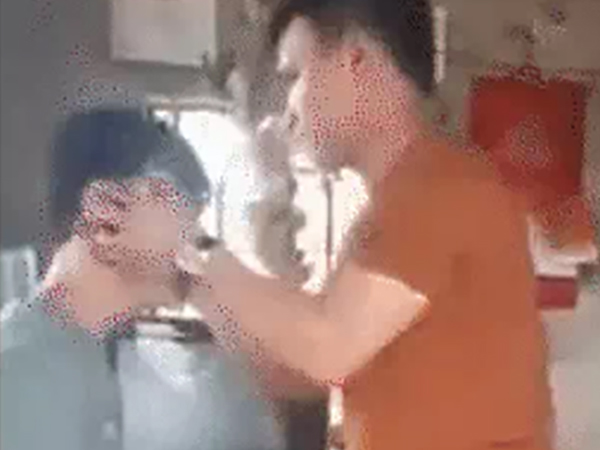 Xôn xao clip 'thần y' chữa câm điếc bằng cách rút lưỡi, vỗ tai, giống hệt ông Võ Hoàng Yên
