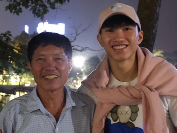 Bố Đoàn Văn Hậu làm điều đặc biệt để động viên con trai sau ca phẫu thuật chấn thương