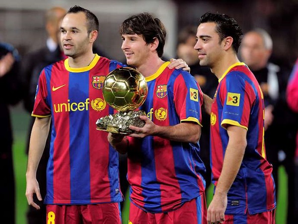 Chủ tịch Barca không loại trừ khả năng đón Messi và Iniesta trở lại