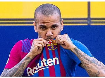Ngỡ ngàng với mức thu nhập thấp khó tin của Alves ở Barca