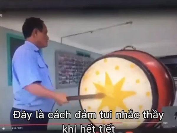 Hết giờ mà giáo viên vẫn say sưa giảng dạy, học trò liền có hành động khiến thầy không ngờ tới được