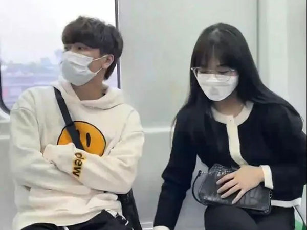 Hot Tiktoker mới nổi gây tranh cãi khi ngồi 'ghế cấm' trên tàu Cát Linh - Hà Đông để quay video