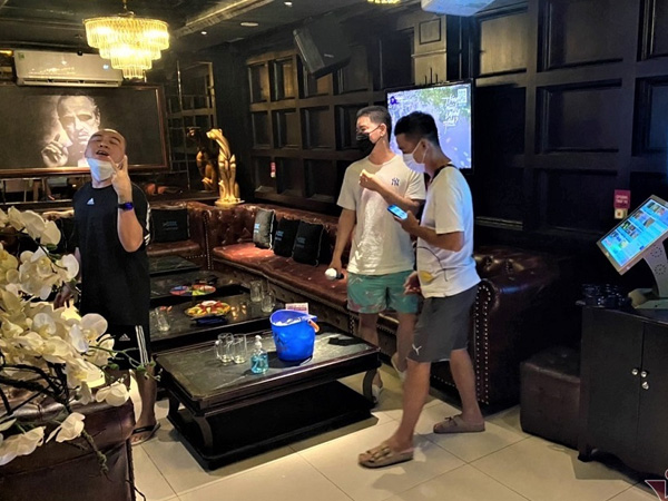 Vừa mở đã lệnh đóng, chủ karaoke khóc ròng vì trở tay không kịp
