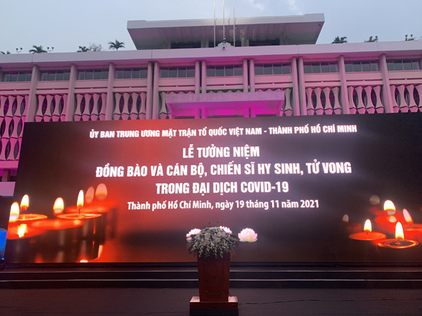 Những hình ảnh trước giờ diễn ra đêm Tưởng niệm nạn nhân qua đời vì COVID-19