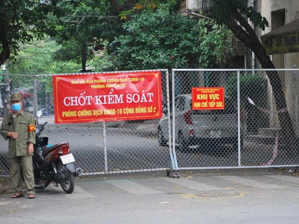 Phong tỏa hai con ngõ ở phường Nguyễn Du sau khi ghi nhận 20 F0, khẩn tìm người đến hiệu thuốc, nhà hàng