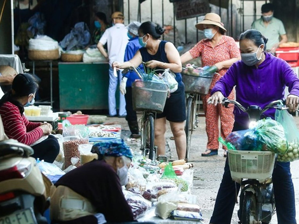 Ghé chợ mua rau đã hết gần 200.000 đồng, bà nội trợ TPHCM 'méo mặt'
