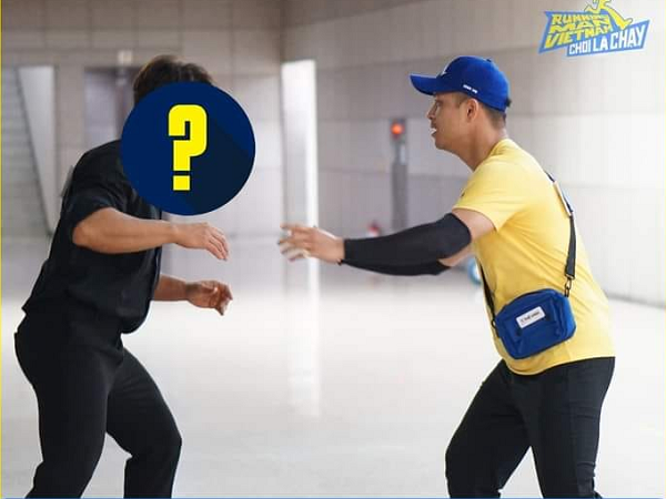 Running Man tung ảnh gây 'bão': Trương Thế Vinh đấu tay đôi cùng khách mời bí ẩn, netizen chắc kèo Kim Jong Kook, hóng trận chiến 'Voi - Hổ'