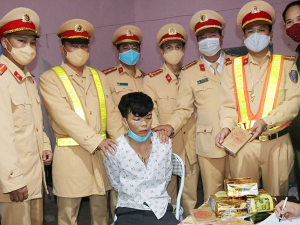 Vận chuyển trên xe khách 3 bánh heroin và 3 kg ma túy đá