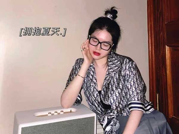 Nhan sắc ái nữ Bầu Thụy: 'Từng nhận được bằng khen của Tổng thống Mỹ, profile siêu đỉnh'
