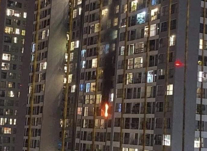 Cháy tầng 15 chung cư cao cấp ở Times City, hàng trăm người dân hoảng loạn