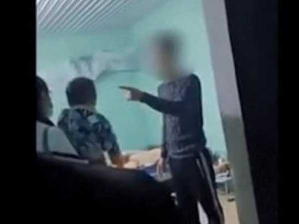 Xót xa clip vợ bế con đi bắt quả tang chồng ngoại tình: 'Anh biết tôi là ai không? Anh biết đứa bé tôi đang bế là con của ai không? Anh có nhận ra chúng tôi không?'