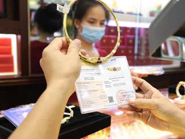 Thấy gì trước giá vàng tăng vọt, chứng khoán 'nhảy múa'?