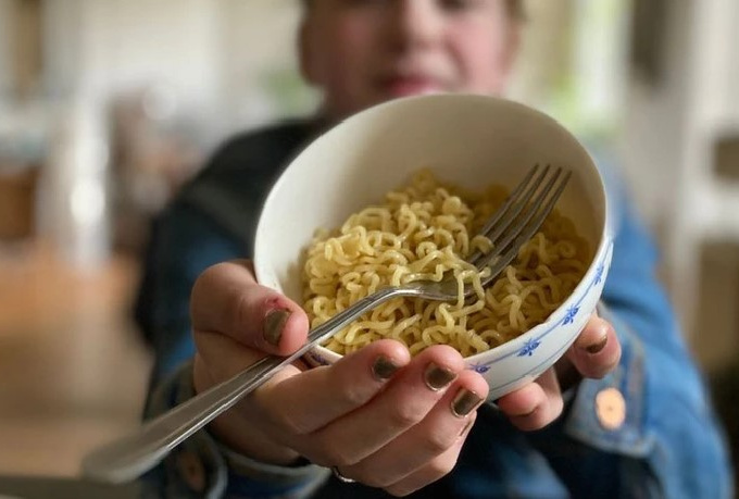 Cùng nhau ăn một tô mì gói, 3 chị em chết thảm sau 1 tiếng