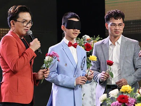 Cậu bé người Việt 13 tuổi khiến sóng truyền hình rung chuyển với siêu năng lực khứu giác, chỉ bịt mắt ngửi là đoán xác nội dung bức ảnh