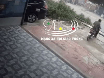 Người đàn ông đi xe máy bị tàu hỏa nghiền nát, clip ghi lại sự việc gây ám ảnh