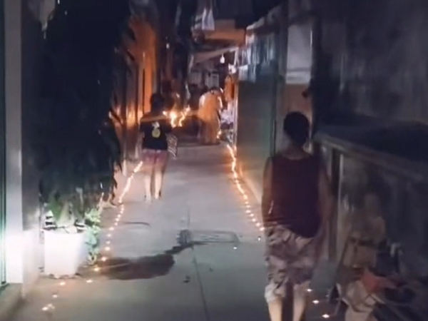 Xóm nhỏ có nhiều người ra đi vì đại dịch Covid-19 ngập trong ánh nến tưởng niệm gây xúc động mạnh