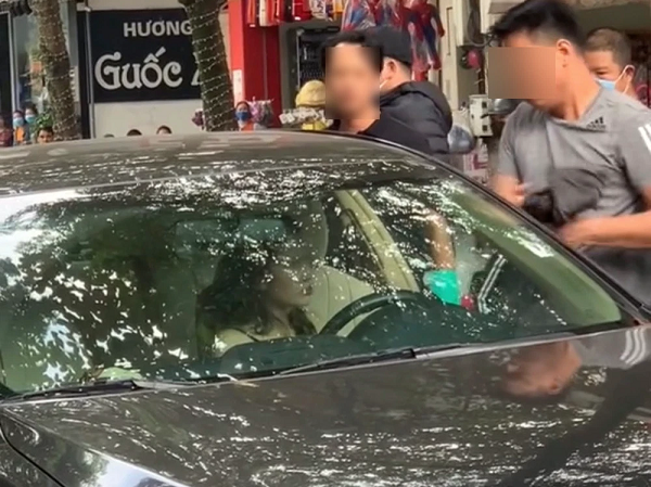 Thấy vợ không quần áo trong ô tô, chồng cởi áo khoác lao tới che chắn nhưng lại có hành động gây tranh cãi
