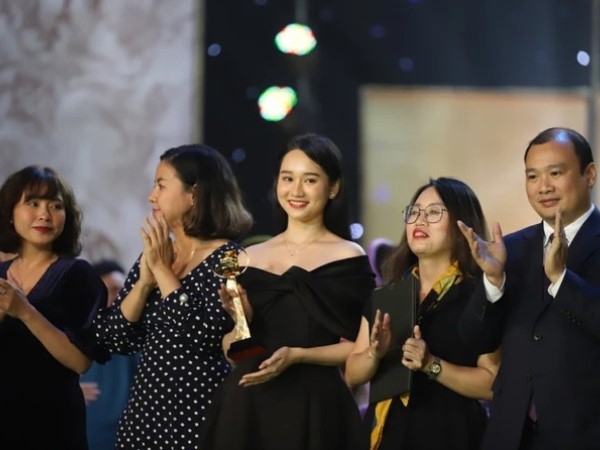 'Mắt biếc' đoạt giải Bông Sen Vàng, 'Bố già' - 'Gái già' thắng lớn tại LHP Việt Nam 2021