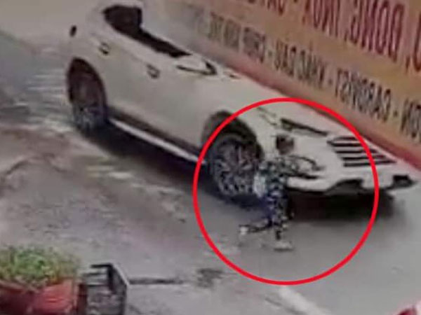 Tai nạn thương tâm: Chạy theo ô tô để đuổi theo mẹ, bé trai bị chính mẹ lái xe cán tử vong