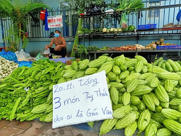 Ông chủ sạp rau Minh Râu lại gây sốt MXH với màn tri ân thầy cô nhân ngày 20/11