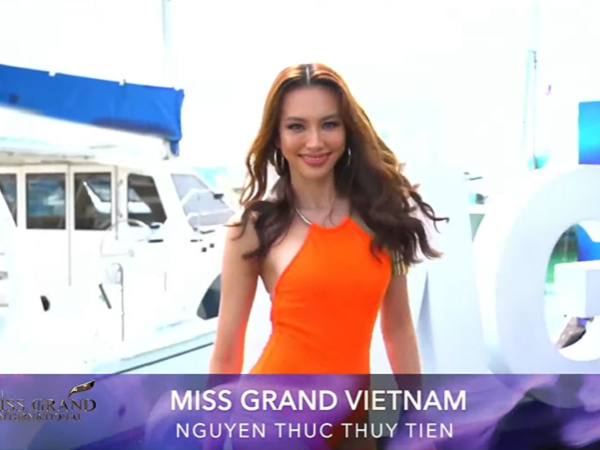 Đảm nhận vị trí vedette, Thùy Tiên sáng chói với swimsuit vàng cam, tạo dáng cực hút tại Miss Grand