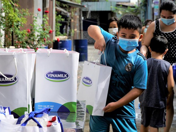 Vinamilk tặng 45.000 phần quà cho người dân gặp khó khăn tại TP.HCM, Bình Dương, Đồng Nai