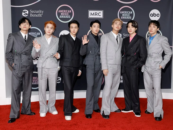 Hưởng lợi nhờ quy định mới, BTS vượt mặt Taylor Swift để trở thành nghệ sĩ Châu Á đầu tiên giành giải 'Nghệ sĩ của năm' tại AMA 2021
