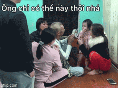 Cụ ông thở bình oxy cầm xấp tiền 500k chia cho con cháu, hổn hển nói một câu mà tất cả rưng rưng nước mắt
