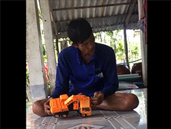 Người đàn ông lớn tuổi ngồi nghịch đồ chơi, biết được lý do đằng sau ai cũng chạnh lòng