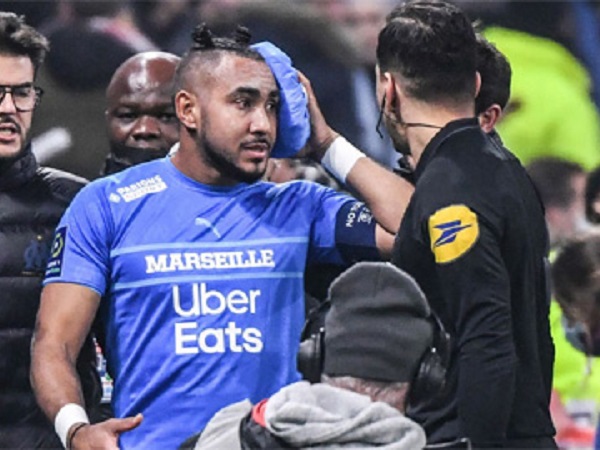 Payet bị ném trúng đầu, trận Lyon vs Marseille HOÃN sau 5 phút