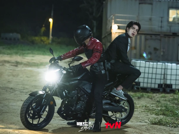 Dẹp bỏ hình tượng nam thần 'ngầu lòi', Lee Dong Wook hóa 'thánh hề' trong 'Bad And Crazy'