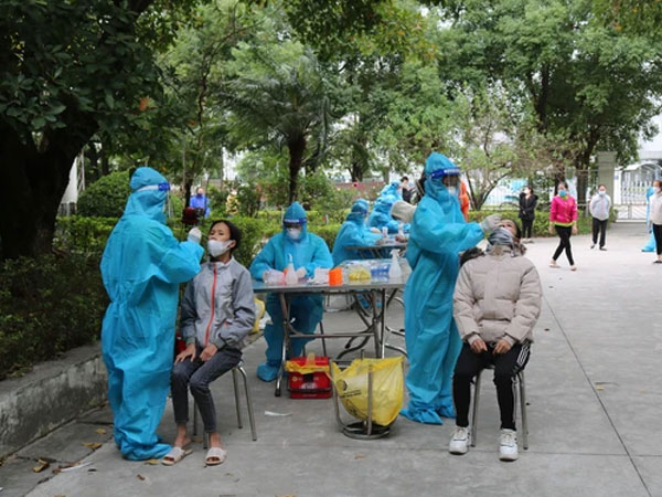 Phát hiện 11 ca nghi mắc Covid-19, Hà Nội tạm phong toả 3 công ty trong KCN