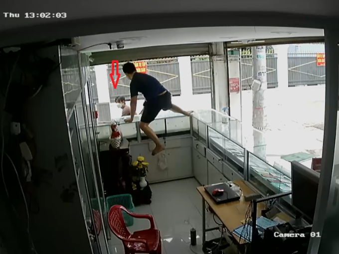 Clip: Gã khách làm liều và tình huống 'lăng ba vi bộ' bất thành của chủ cửa hàng điện thoại