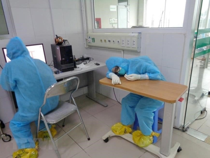 Hàng loạt nhân viên y tế TP.HCM nghỉ việc vì việc ngập đầu, lương 'bèo bọt': Kiến nghị gấp