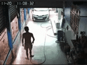 Khoảnh khắc đáng sợ: Cố cứu chồng bị điện giật, người vợ thành nạn nhân, nằm giãy giụa dưới nền gạch ướt
