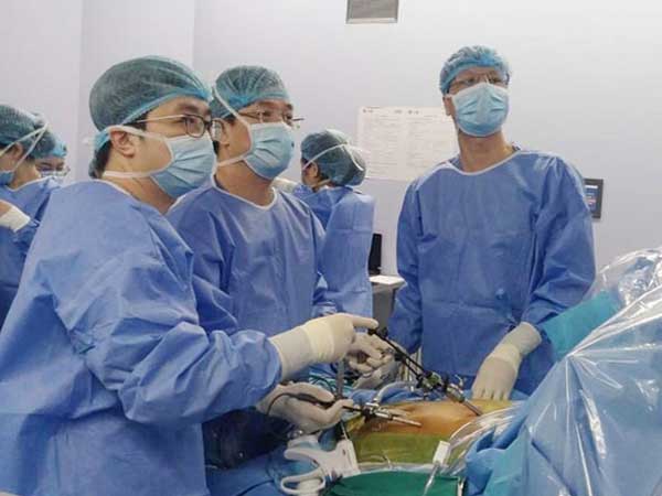 Ca mổ nội soi ghép gan từ người cho sống đầu tiên ở Việt Nam