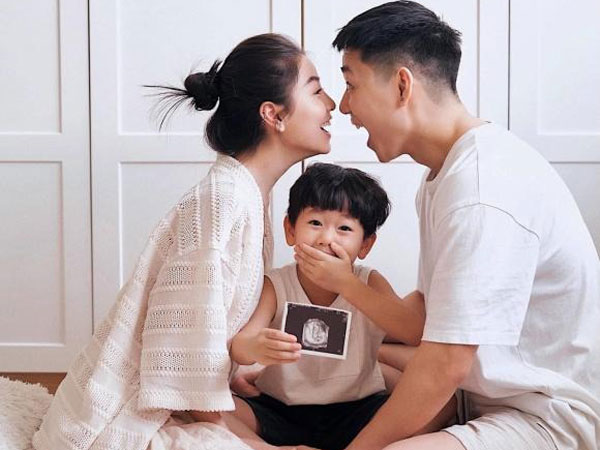 Hot girl nổi tiếng ở Hà Nội được báo Trung khen là 'mẹ bầu đẹp nhất' đã sinh con thứ hai