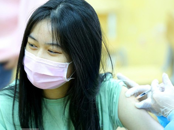 Hình ảnh học sinh THPT ở Hà Nội tiêm vắc xin ngừa COVID-19