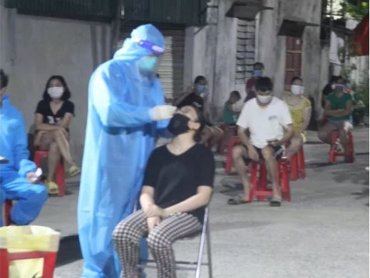 Họp khẩn trong đêm khi xuất hiện ổ dịch Covid-19 liên quan đến nhiều học sinh, giáo viên