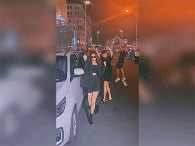 Bất chấp dịch Covid-19, Ngọc Trinh vẫn tụ tập bạn bè nhảy nhót giữa đường mà không thèm đeo khẩu trang