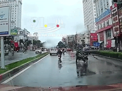 'Đứng tim' cảnh gió thổi nhiều tấm tôn bay tứ tung, người đi đường hoảng hốt bỏ cả xe chạy thoát thân