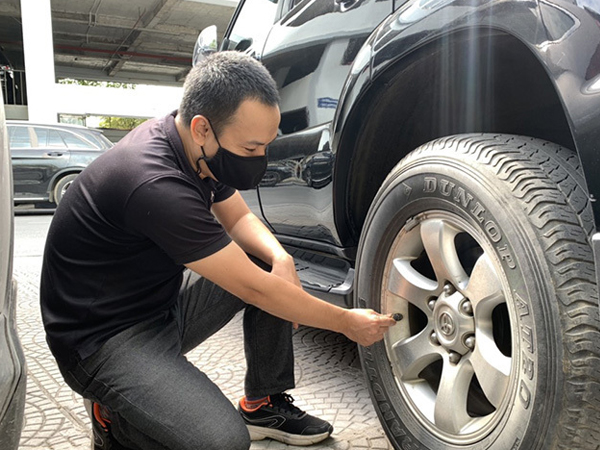 Bỏ ra 1 phút 'ngó' quanh lốp xe sẽ giúp những chuyến đi an toàn hơn