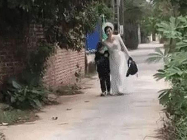 Thấy mẹ đi trang điểm cô dâu về, bé trai chạy ra đón rồi nói một câu khiến ai nấy đỏ hoe khóe mắt