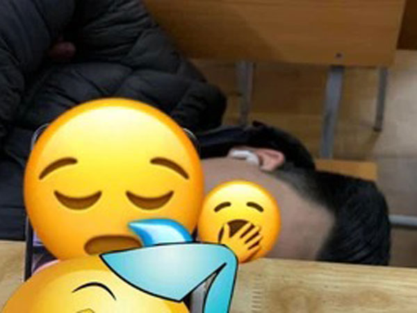 Mải 'say giấc nồng' trong lớp học, nam sinh bị hội bạn lầy lội 'chơi khăm' theo cách không ai ngờ tới, dân tình cười ngặt nghẽo: 'Tình bạn sau này chắc có bền lâu!'