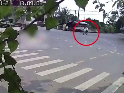 Thiếu quan sát tại ngã tư, hai thanh niên bị nữ tài xế xe tải hất văng xuống đường nằm bất động