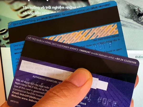 Thẻ ATM 'đời cũ' sẽ bị vô hiệu hóa sau 31-12, khách hàng cần lưu ý gì?