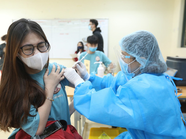 Hơn 33.000 học sinh đầu tiên tại Hà Nội tiêm vaccine Covid-19 hiện sức khỏe ra sao?