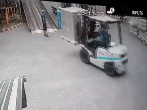 Video: Chủ quan đứng ở nơi dễ gặp nguy hiểm, người đàn ông suýt nhận kết đắng