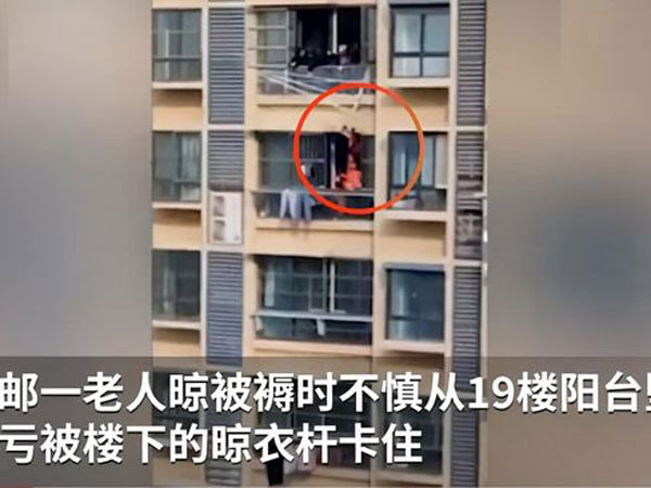 Kinh hoàng cảnh cụ ông 82 tuổi ngã từ tầng 19 khi đang phơi chăn ga rồi treo người lơ lửng ở thanh phơi quần áo tầng 18