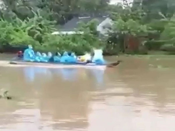 Đưa F0 miền Tây đi cách ly mà như rước dâu, netizen còn tưởng dự đám cưới mặc đồng phục